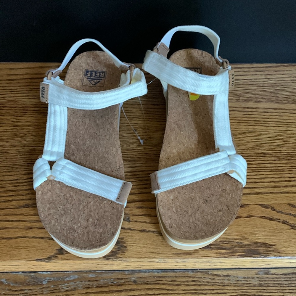 Reef. Size 8 1/2 Velcro off-white sandal   ms